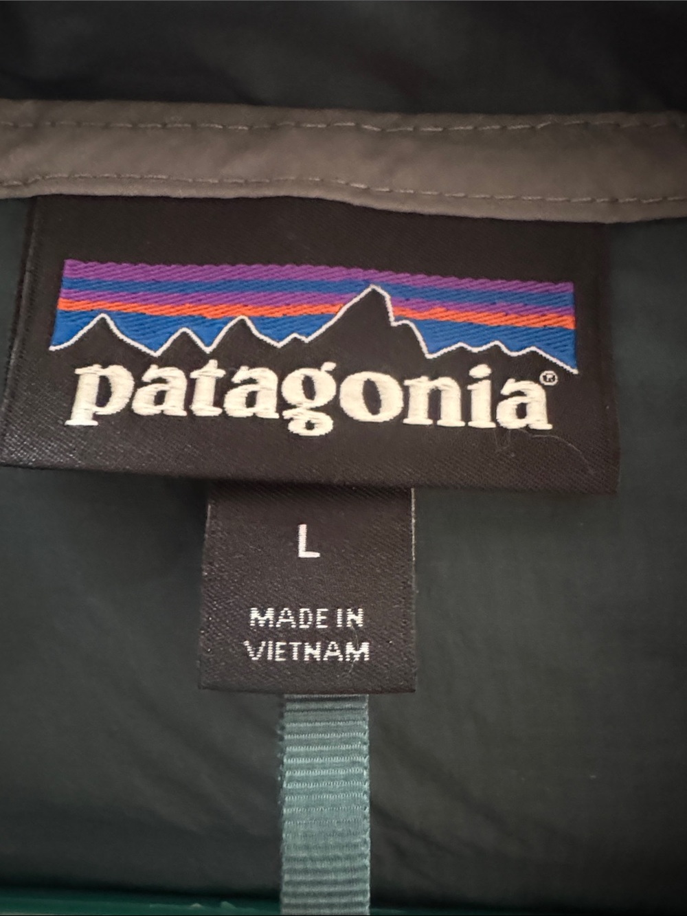 Patagonia Two-Tone Windbreaker Jacket in Forest Green & Coral - Picture 3 of 3